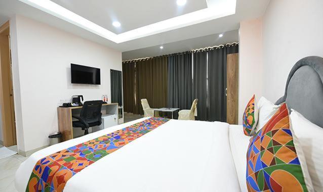 Hotel Immense Residency Faridabad Esterno foto
